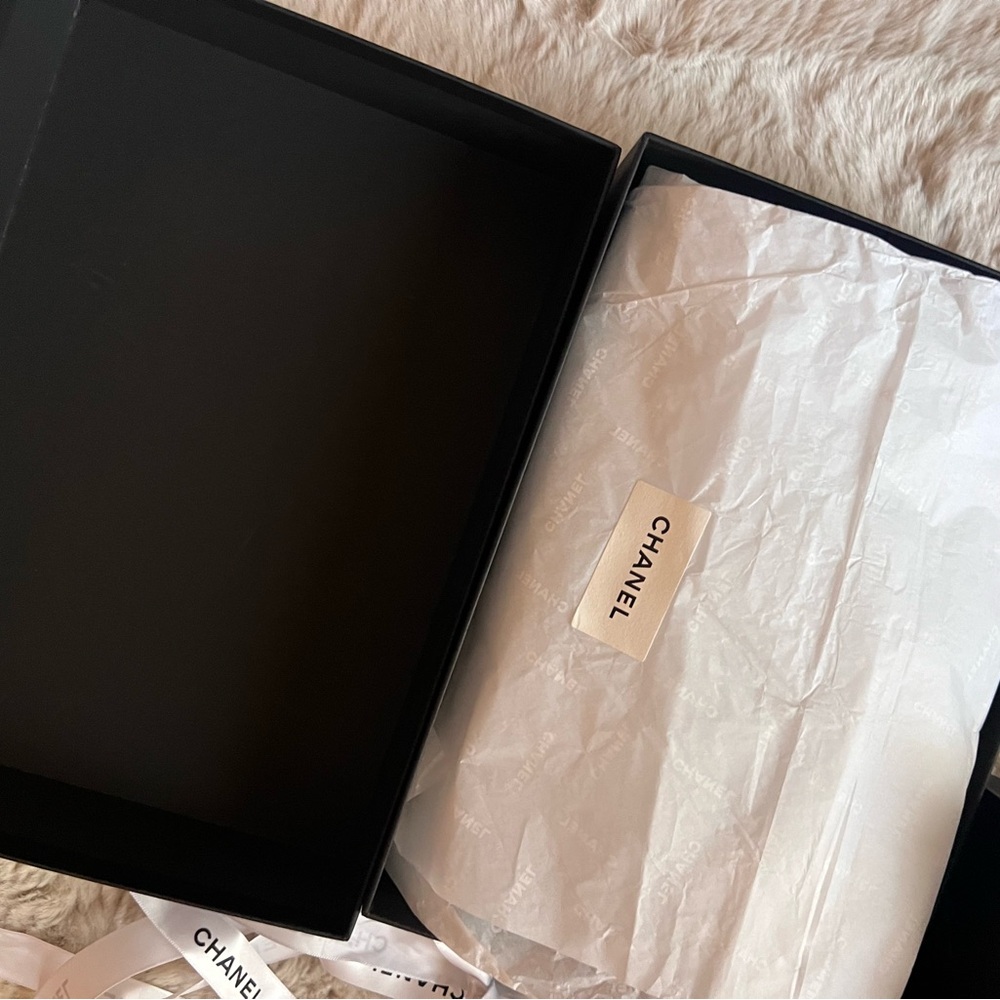 Chanel 19 WOC lambskin quilted authentic🖤 Excellent condition 🖤 - Picture 13 of 14